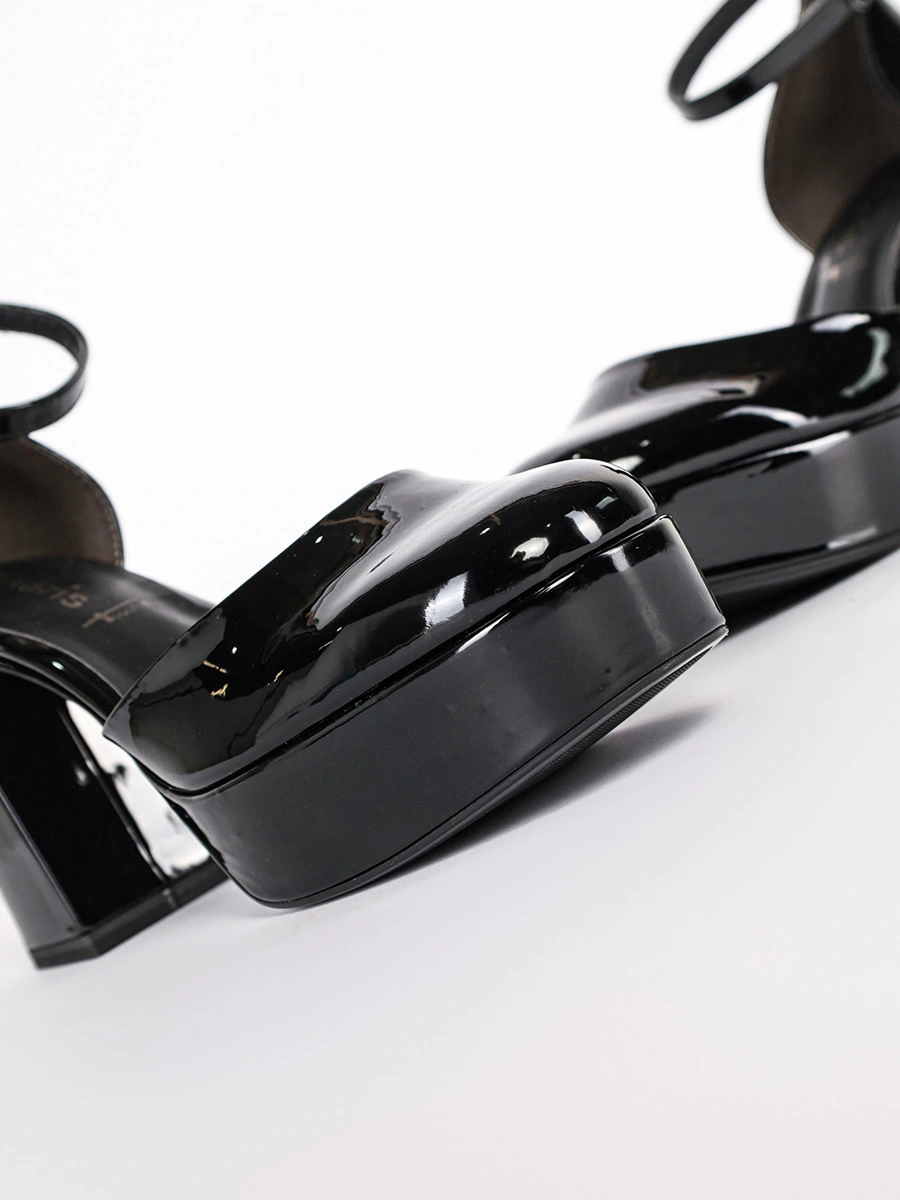 Туфли черного цвета лакированные на высоком каблуке